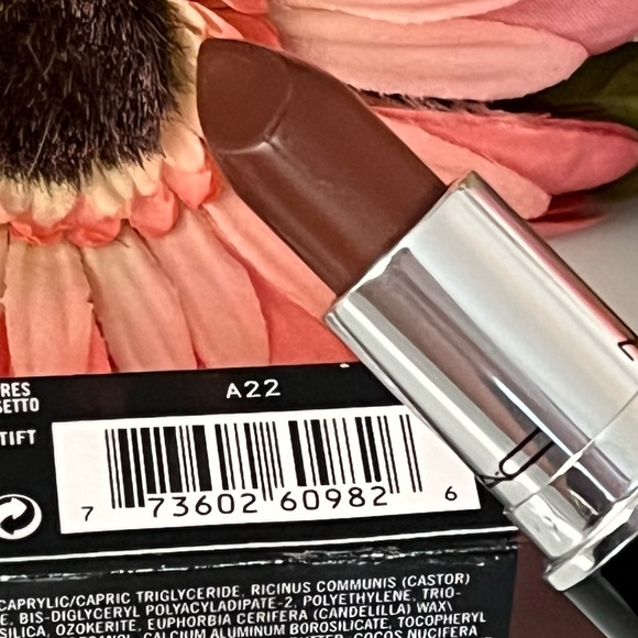 MAC Lustreglass Lipstick I DESERVE THIS 553 - Picture 9 of 12